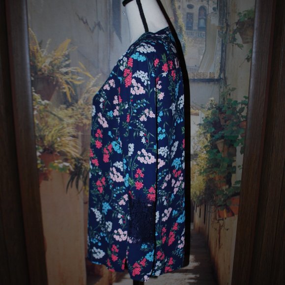 3/$30 - Floral V-neck Button-up Blouse - L - Picture 4 of 12